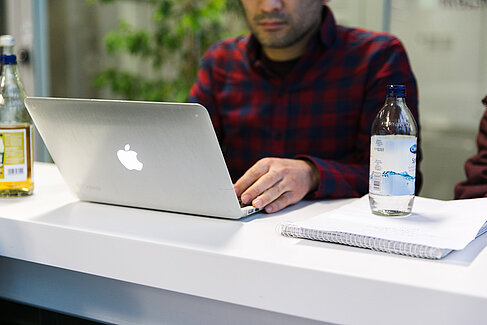 Ein Mensch sitzt vor einem Laptop © HTW Berlin/Laura Tran