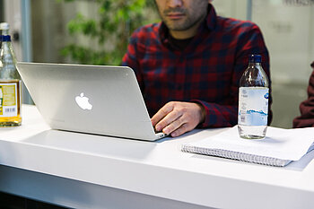 Ein Mensch sitzt vor einem Laptop (c) HTW Berlin/Laura Tran