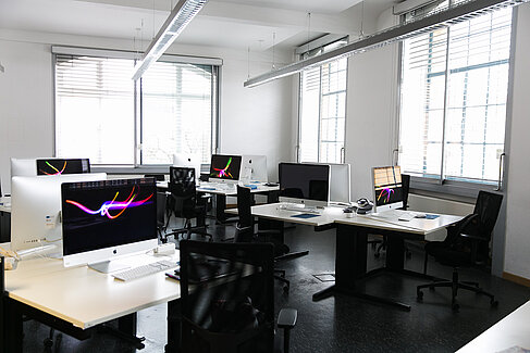 Raum mit mehreren Tischen und PCs © HTW Berlin/Laura Tran